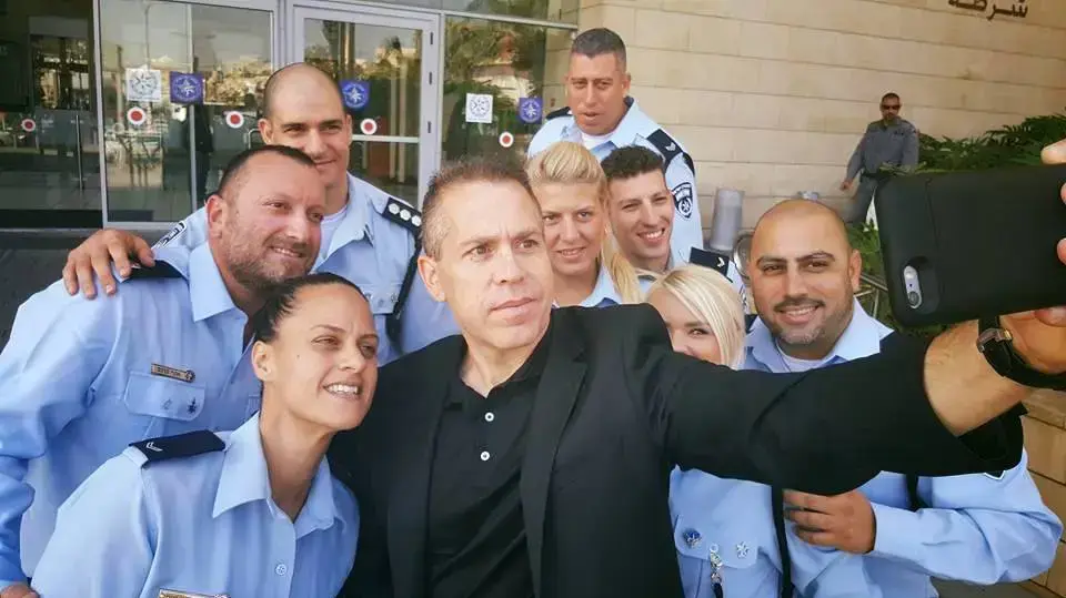 השר גלעד ארדן עם כוכבי סדרת הטלוויזיה "כחולים". אוקטובר 2016 השר גלעד ארדן עם כוכבי סדרת הטלוויזיה "כחולים". אוקטובר 2016