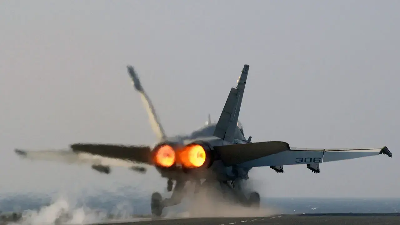 מטוס F/A-18 של הצי האמריקני ממריא מנושאת מטוסים בעזרת מבער אחורי מטוס F/A-18 של הצי האמריקני ממריא מנושאת מטוסים בעזרת מבער אחורי