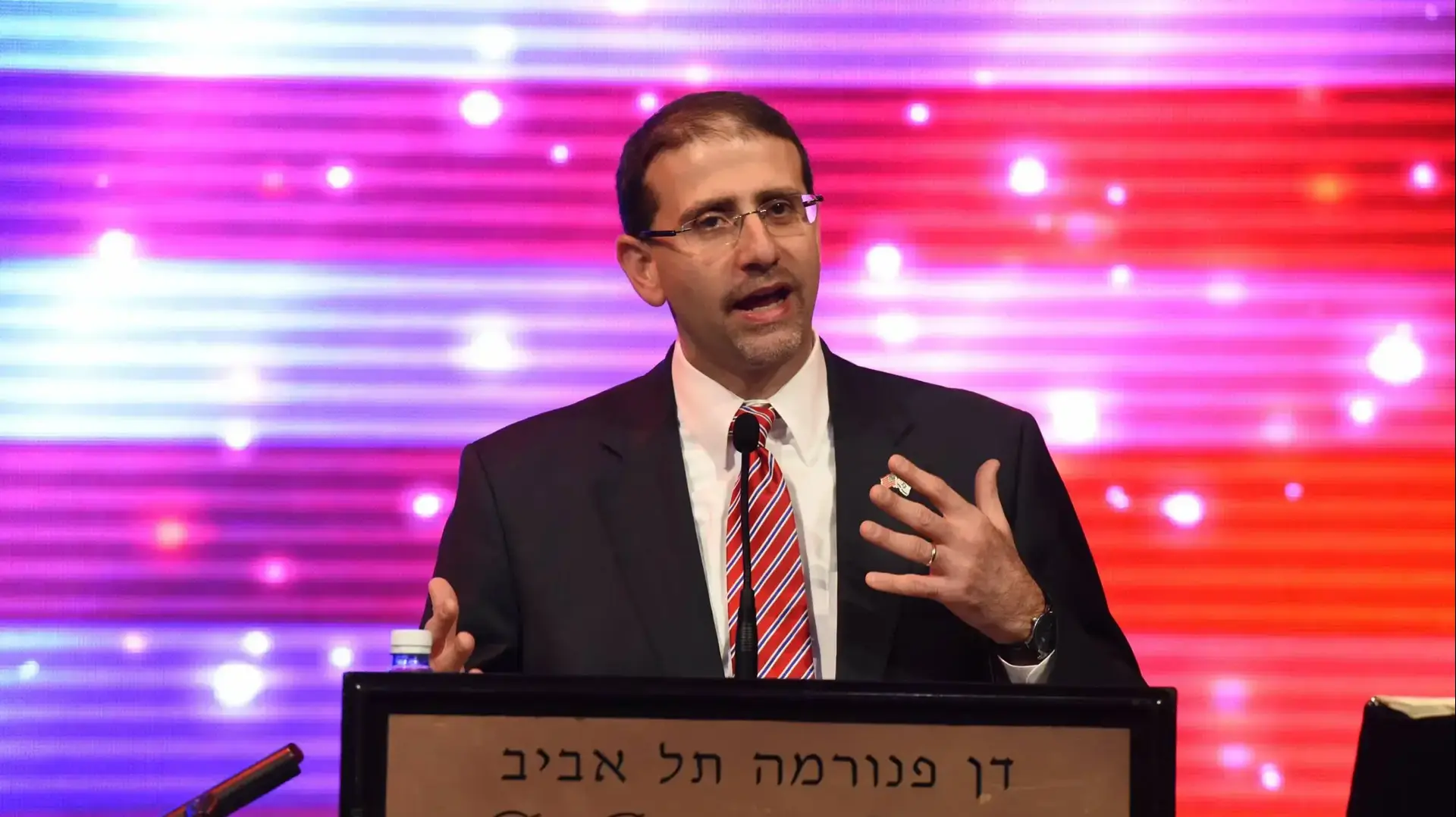 דן שפירו במסיבת הבחירות לנשיאות ארה"ב של שגרירות ארצות הברית, מלון דן פנורמה, תל אביב. נובמבר 2016 דן שפירו במסיבת הבחירות לנשיאות ארה"ב של שגרירות ארצות הברית, מלון דן פנורמה, תל אביב. נובמבר 2016