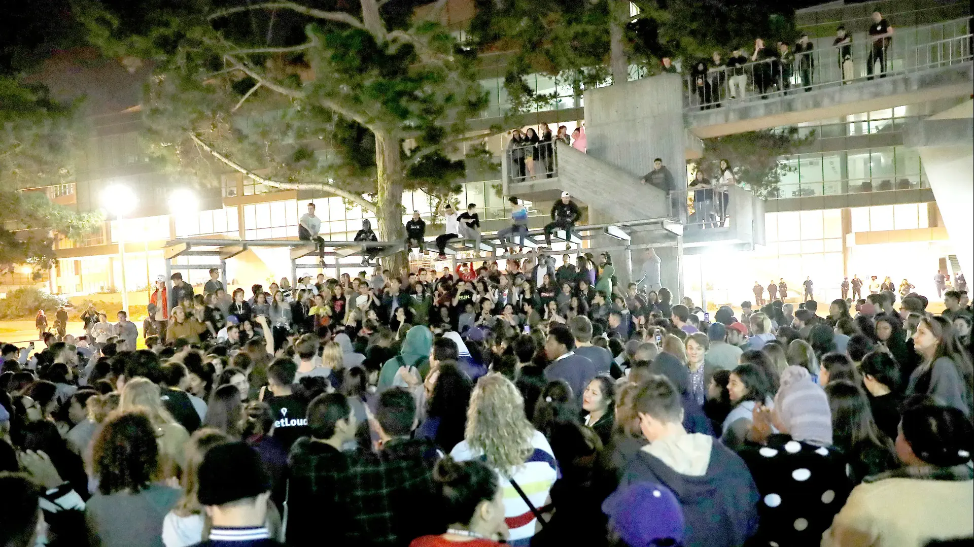 סטודנטים במחאה בעקבות בחירתו של דונלד טראמפ בבחירות לנשיאות ארה"ב, קליפורניה. נובמבר 2016 סטודנטים במחאה בעקבות בחירתו של דונלד טראמפ בבחירות לנשיאות ארה"ב, קליפורניה. נובמבר 2016
