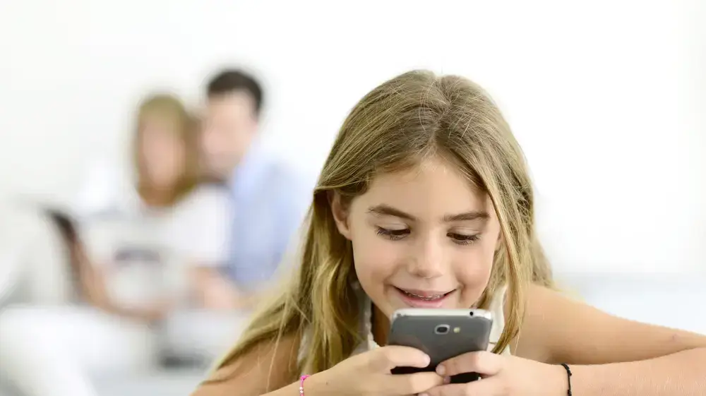 ילדים עם סמארטפון ילדים עם סמארטפון