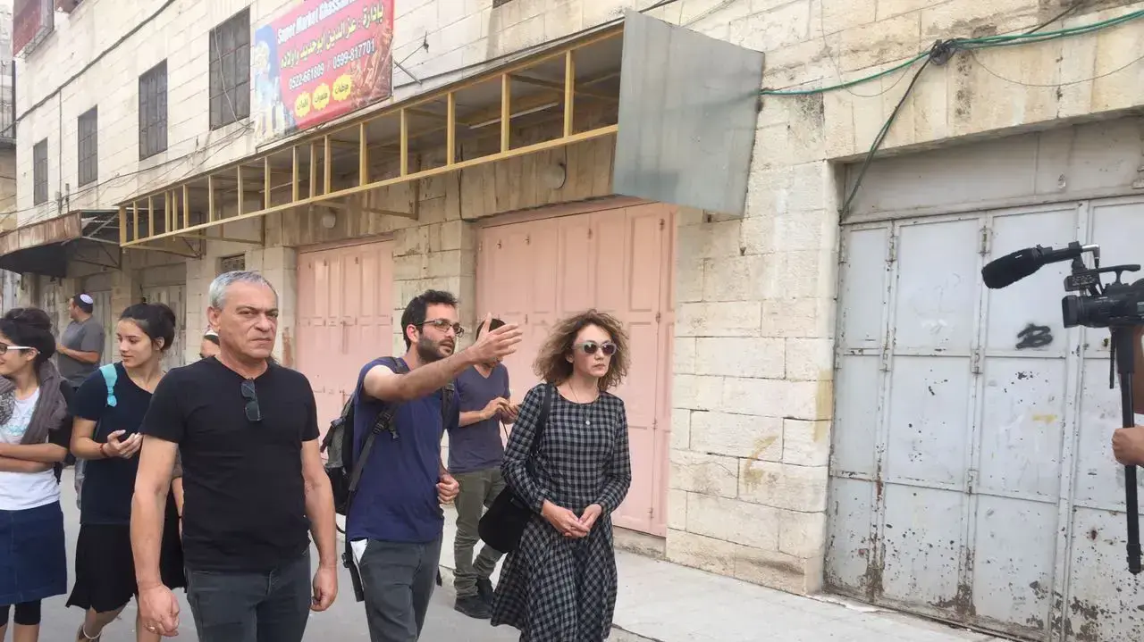 השחקנית יבגניה דודינה בסיור שערך עבורה אירגון "שוברים שתיקה" בחברון ובקרית ארבע השחקנית יבגניה דודינה בסיור שערך עבורה אירגון "שוברים שתיקה" בחברון ובקרית ארבע