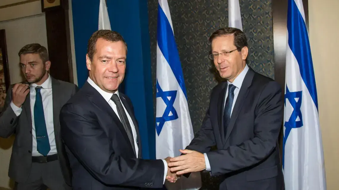 יצחק הרצוג עם ראש ממשלת רוסיה דמיטרי מדבדב. נובמבר 2016