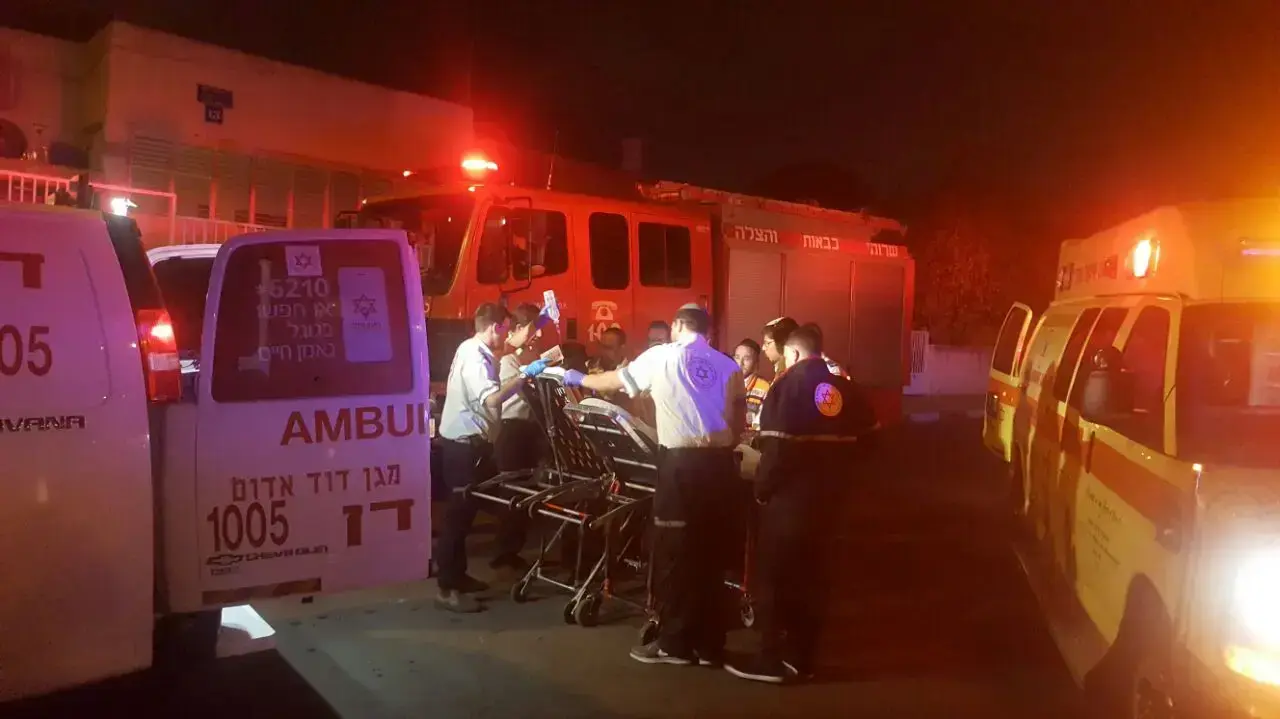 שני פצועים בינוני וקל בשריפת דירה ברחוב דוידקה בתל אביב, 10 בנובמבר 2016 שני פצועים בינוני וקל בשריפת דירה ברחוב דוידקה בתל אביב, 10 בנובמבר 2016