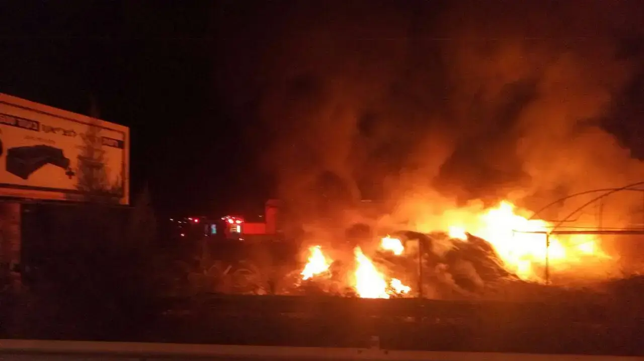 בקבוקי תבערה הציתו שריפה בבית עסק בחדרה, נובמבר 2016 בקבוקי תבערה הציתו שריפה בבית עסק בחדרה, נובמבר 2016