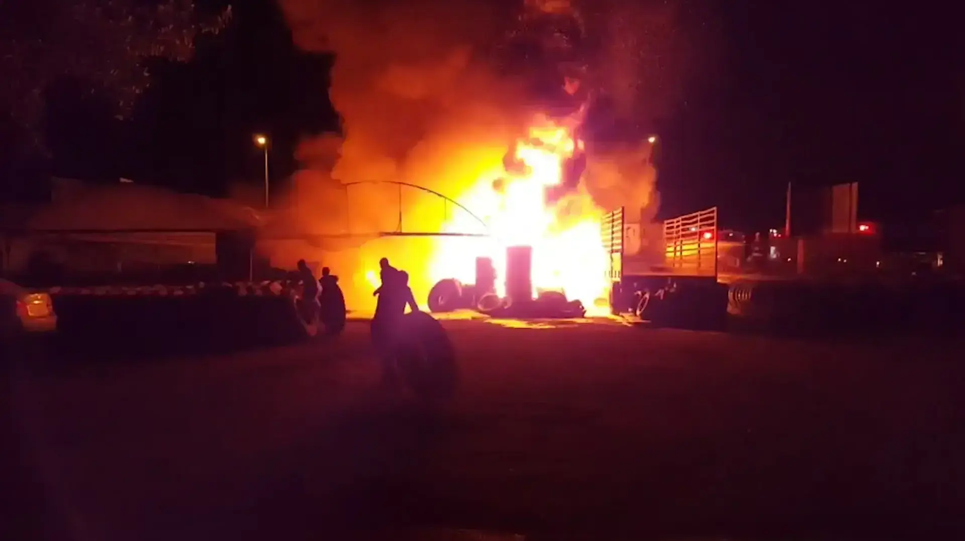 הצתה בחדרה - תיעוד: אלמוני משליך בקבוק תבערה לעבר בית עסק בחדרה, נזק כבד נגרם למקום