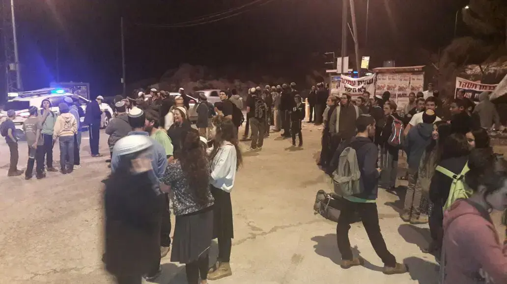 מאות תושבי עמונה ערכו ניווט לילה כהכנה לקראת פינוי המאחז, 12 בנובמבר 2016 מאות תושבי עמונה ערכו ניווט לילה כהכנה לקראת פינוי המאחז, 12 בנובמבר 2016