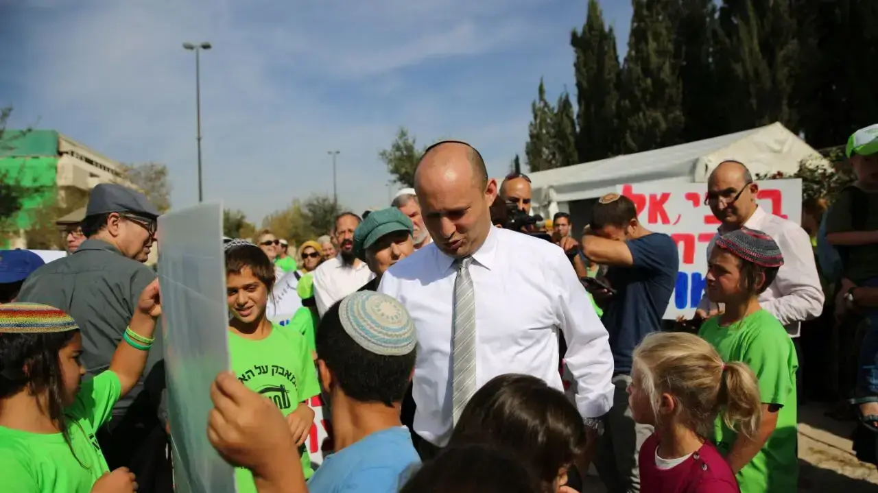 תושבי עפרה ועמונה מפגינים לקראת העברת חוק ההסדרה, מול משרד רוה"מ. נובמבר 2016 תושבי עפרה ועמונה מפגינים לקראת העברת חוק ההסדרה, מול משרד רוה"מ. נובמבר 2016