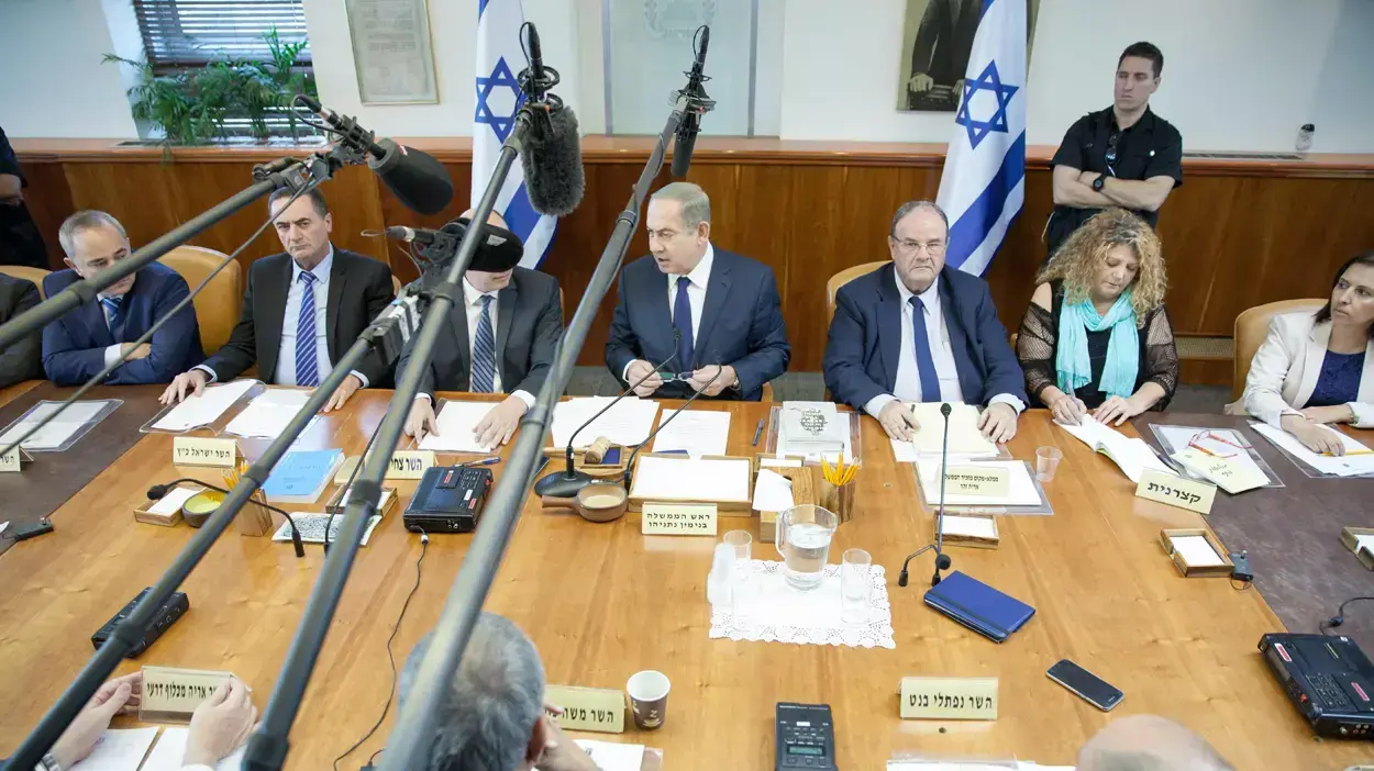 ראש הממשלה בנימין נתניהו בישיבת ממשלה. נובמבר 2016 ראש הממשלה בנימין נתניהו בישיבת ממשלה. נובמבר 2016