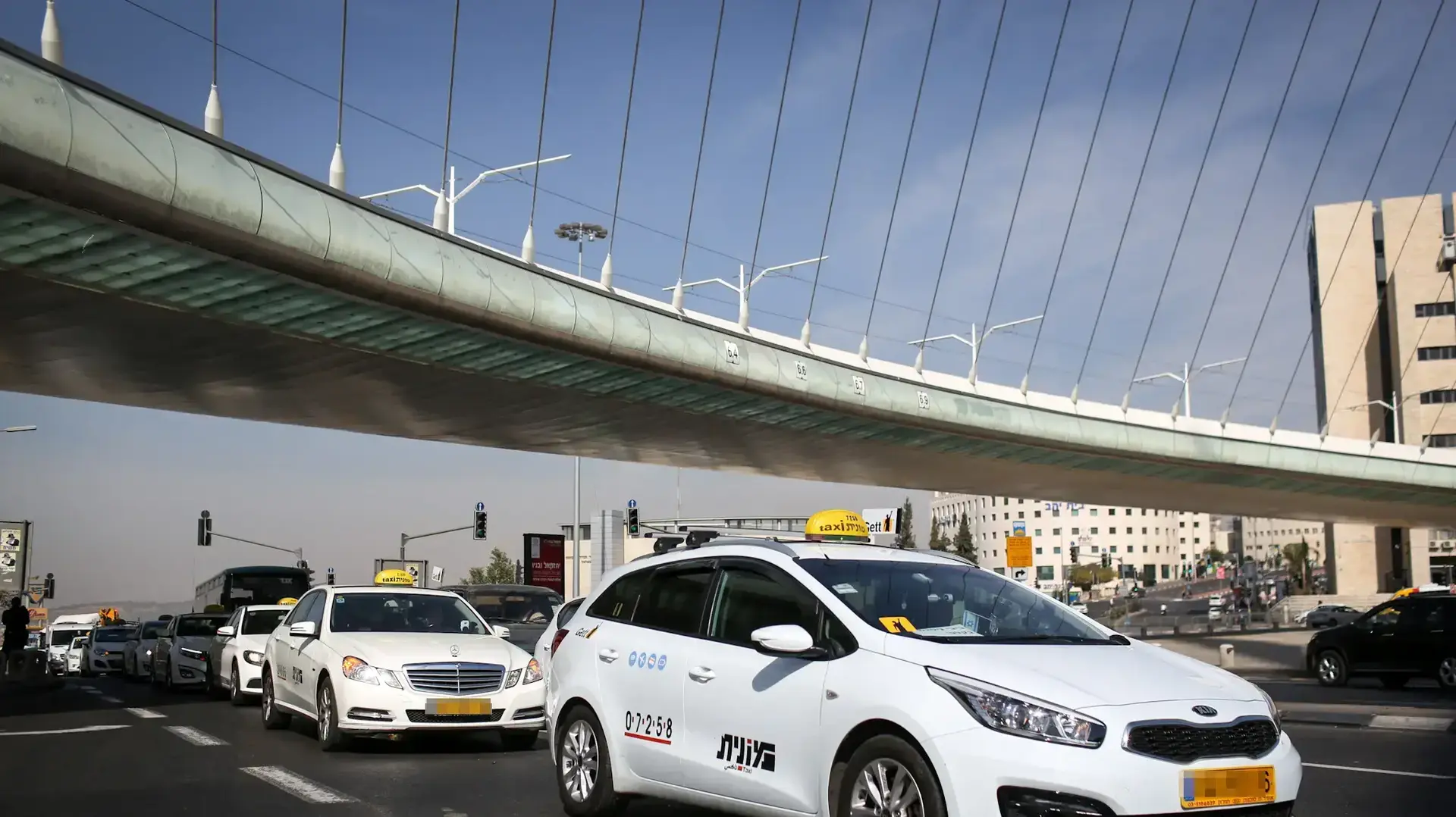 מחאת נהגי המוניות בירושלים בעקבות החלטת שר האוצר משה כחלון להפחית את תעריפי הנסיעה ב-12%, 14 בנובמבר 2016 מחאת נהגי המוניות בירושלים בעקבות החלטת שר האוצר משה כחלון להפחית את תעריפי הנסיעה ב-12%, 14 בנובמבר 2016