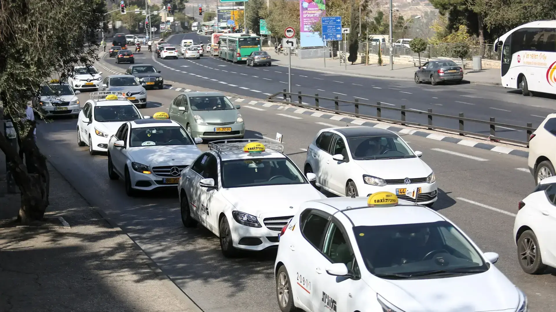 מחאת נהגי המוניות בירושלים בעקבות החלטת שר האוצר משה כחלון להפחית את תעריפי הנסיעה ב-12%, 14 בנובמבר 2016 מחאת נהגי המוניות בירושלים בעקבות החלטת שר האוצר משה כחלון להפחית את תעריפי הנסיעה ב-12%, 14 בנובמבר 2016