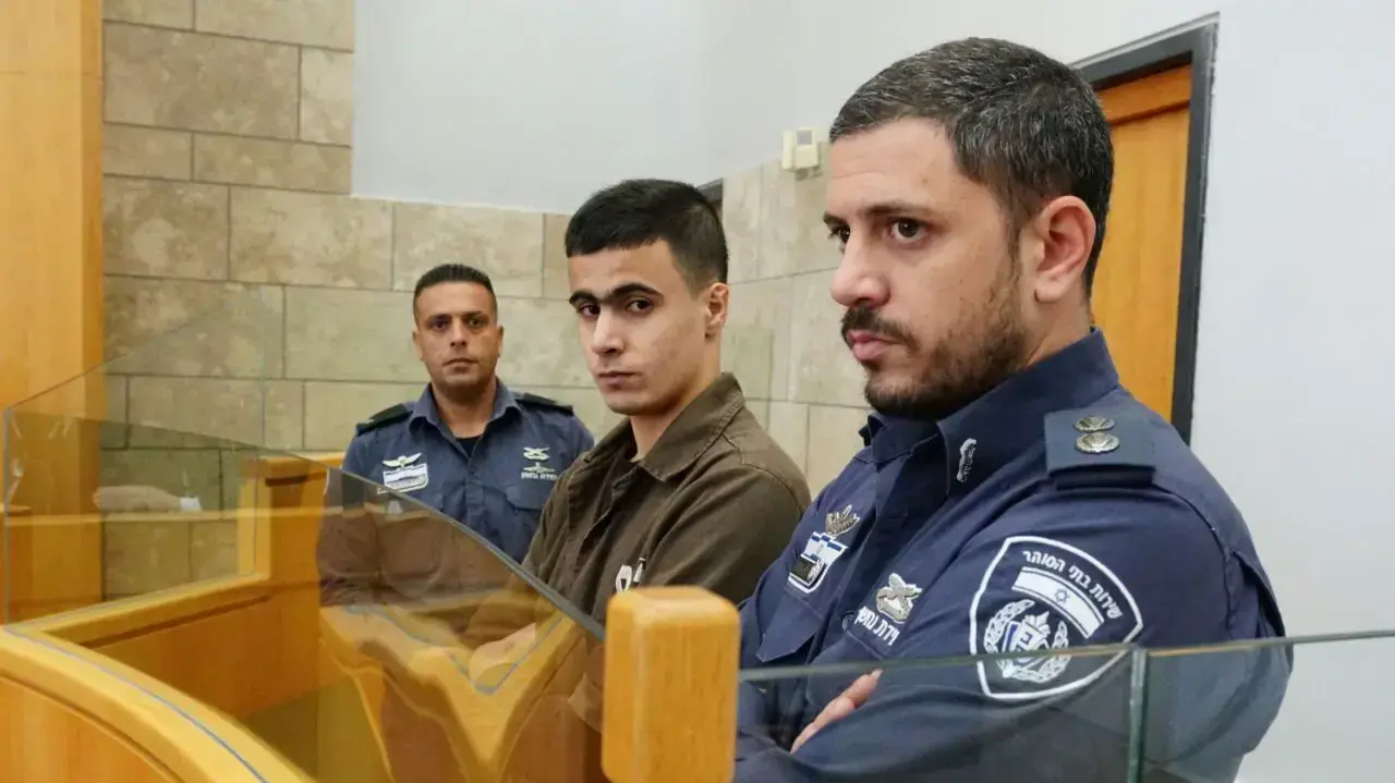 טארק יחיא, המחבל שדקר בעפולה את החייל דביר פרץ בבית המשפט בנצרת, 15 בנובמבר 2016 טארק יחיא, המחבל שדקר בעפולה את החייל דביר פרץ בבית המשפט בנצרת, 15 בנובמבר 2016