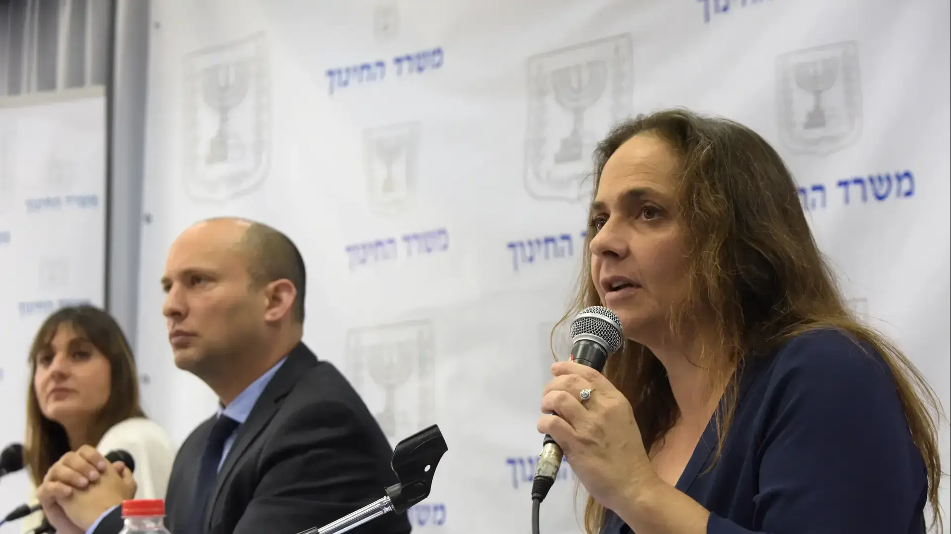 שר החינוך נפתלי בנט ומנכ"לית ראמ"ה ד"ר חגית קליגמן, בדיון בנושא תוצאות מבחנן המיצ"ב הארצי לשנת תשע"ו, 15 בנובמבר 2016 שר החינוך נפתלי בנט ומנכ"לית ראמ"ה ד"ר חגית קליגמן, בדיון בנושא תוצאות מבחנן המיצ"ב הארצי לשנת תשע"ו, 15 בנובמבר 2016