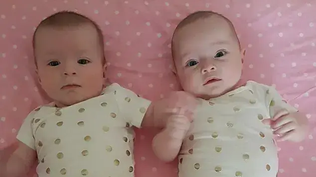 נכנסה להריון פעמיים בהפרש של 10 ימים וילדה שתי בנות נכנסה להריון פעמיים בהפרש של 10 ימים וילדה שתי בנות