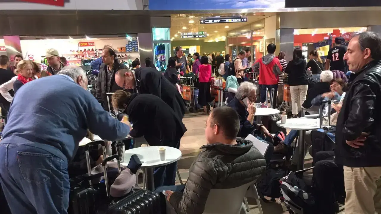 בעקבות המשבר באלעל בוטלה טיסת התזמורת הסימפונית ירושלים למזרח הרחוק, נתב"ג, 16 בנובמבר 2016 בעקבות המשבר באלעל בוטלה טיסת התזמורת הסימפונית ירושלים למזרח הרחוק, נתב"ג, 16 בנובמבר 2016