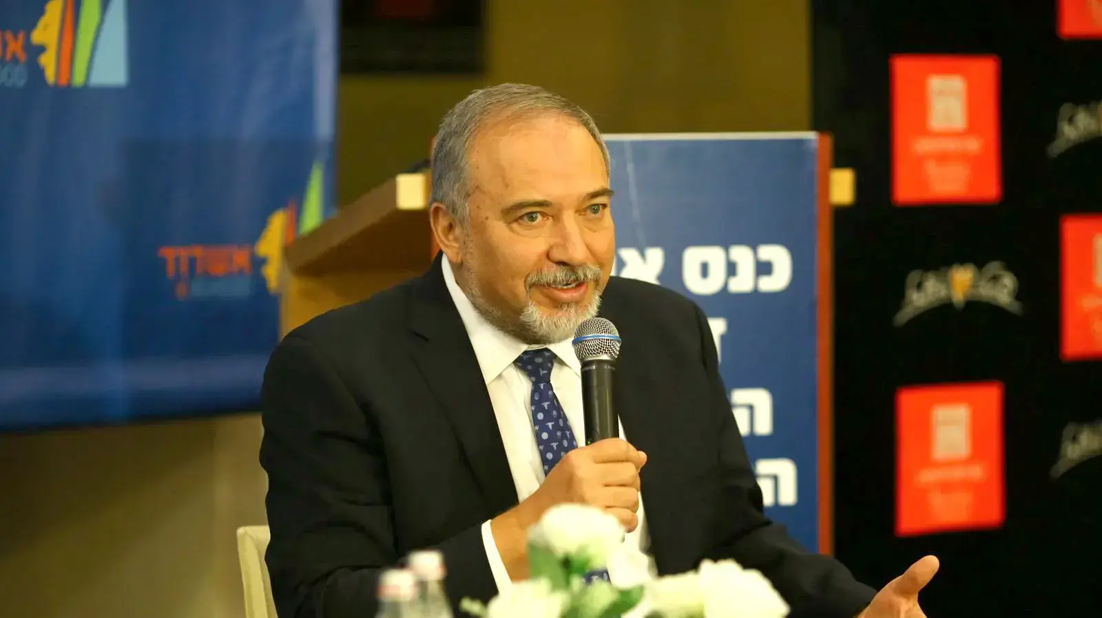 שר הביטחון אביגדור ליברמן בכנס דוברי הרשויות המקומיות, מלון לאונרדו, אשדוד. נובמבר 2016 שר הביטחון אביגדור ליברמן בכנס דוברי הרשויות המקומיות, מלון לאונרדו, אשדוד. נובמבר 2016