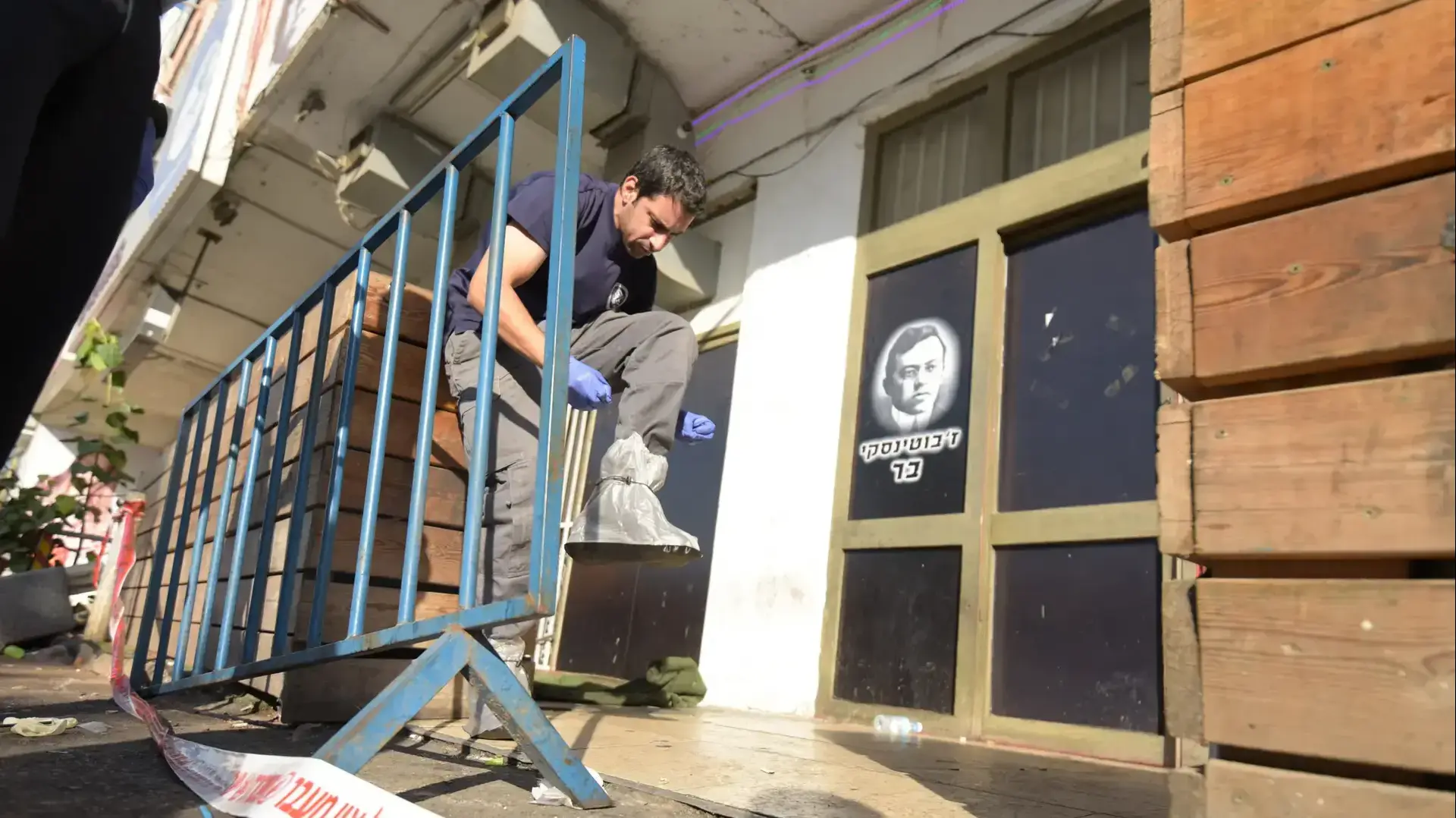 זירת דקירה מחוץ לפאב בפתח תקווה, 18 בנובמבר 2016 זירת דקירה מחוץ לפאב בפתח תקווה, 18 בנובמבר 2016