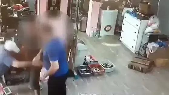 תיעוד של הכאת קשיש בחנות אופניים ברמת גן, נובמבר 2016 תיעוד של הכאת קשיש בחנות אופניים ברמת גן, נובמבר 2016