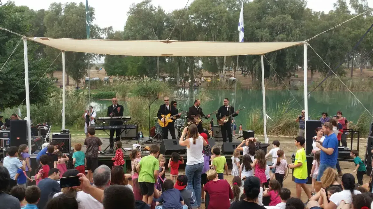 תערוכת מכוניות מסוג חיפושית והופעה של להקת קאברים של הביטלס בתל אפק. 19 בנובמבר 2016 תערוכת מכוניות מסוג חיפושית והופעה של להקת קאברים של הביטלס בתל אפק. 19 בנובמבר 2016