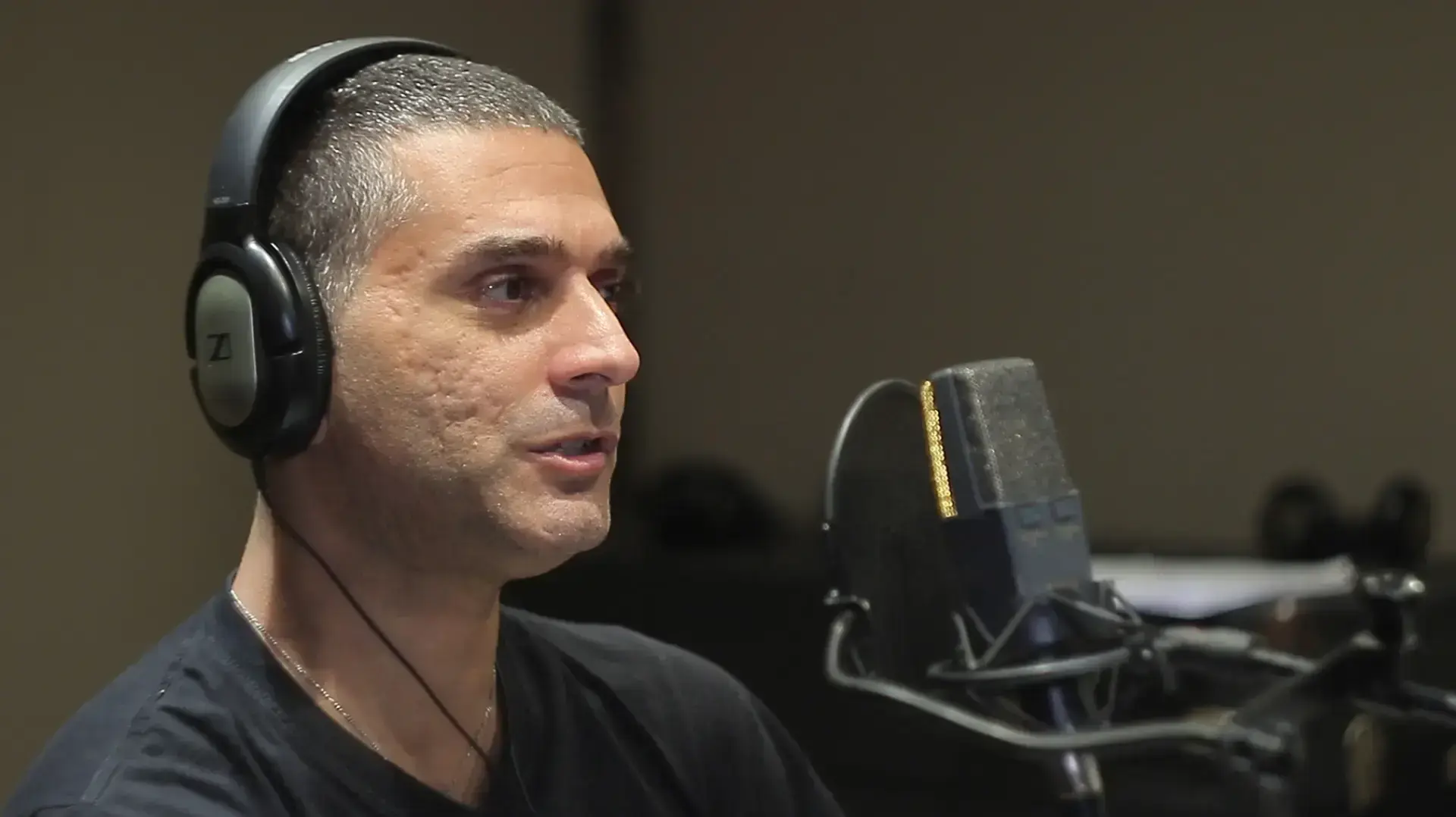 רמי עמר בעת הקלטת השיר "אתכם, בזכותכם!" לרגל יום ההוקרה לפצועי מערכות ישראל ופעולות האיבה רמי עמר בעת הקלטת השיר "אתכם, בזכותכם!" לרגל יום ההוקרה לפצועי מערכות ישראל ופעולות האיבה