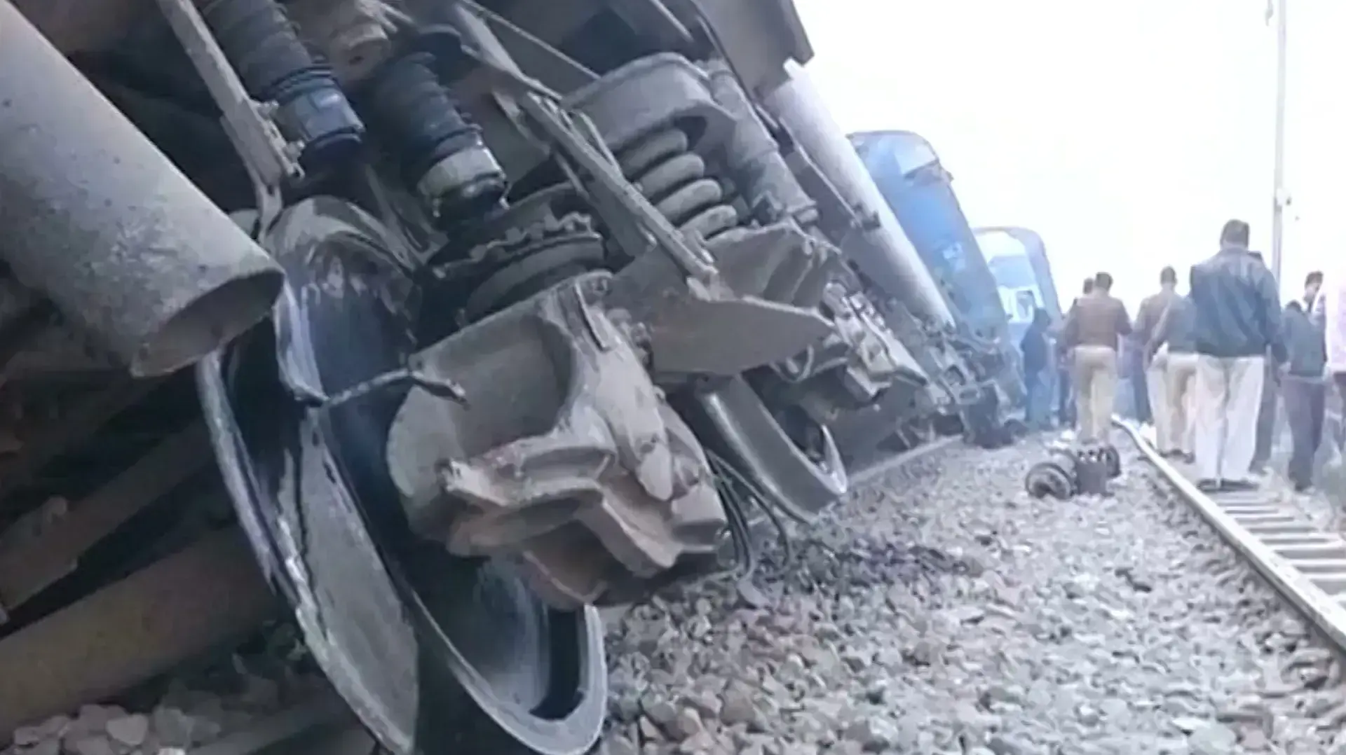 עשרות נהרגו בהתהפכות רכבת נוסעים בצפון הודו; קרונות הרכבת סטו מהמסילה מסיבה שאינה ברורה
