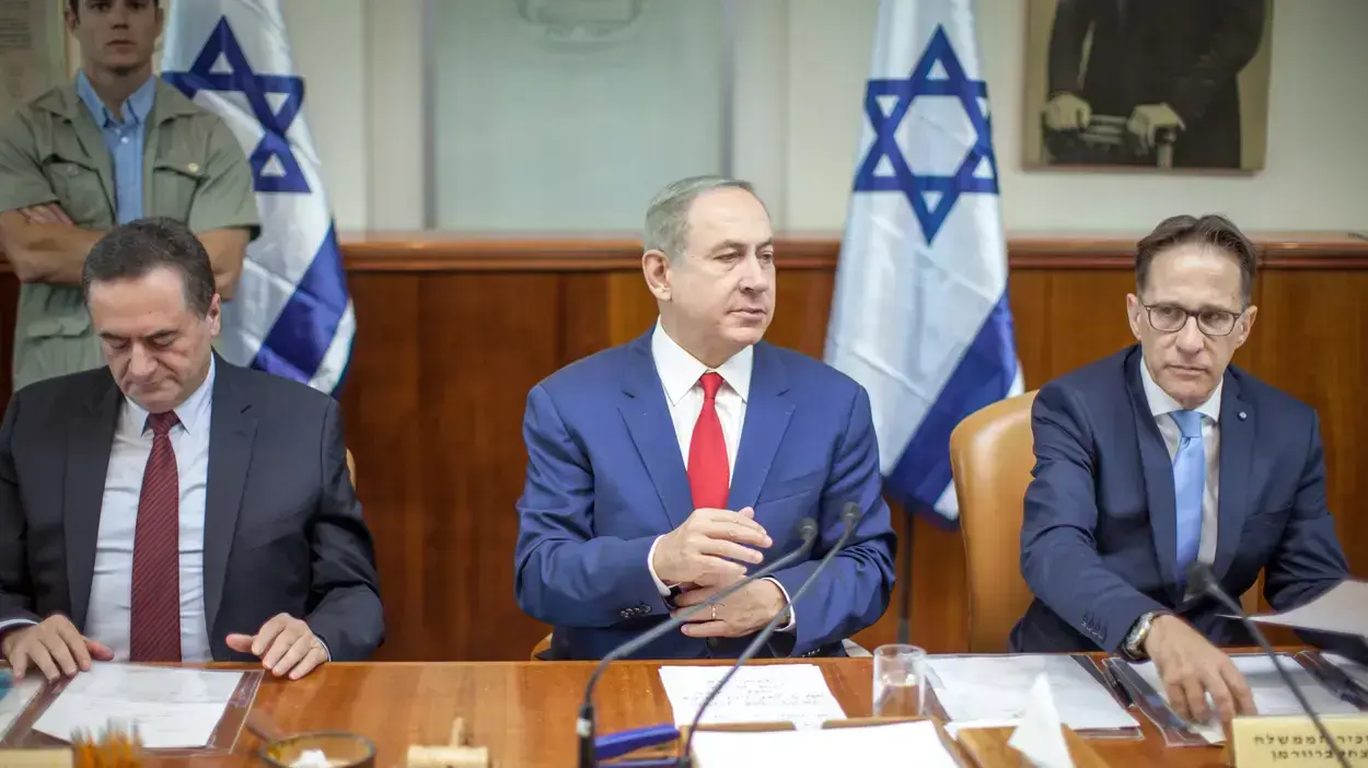 מזכיר הממשלה צחי ברוורמן וראש הממשלה בנימין נתניהו, ישיבת ממשלה. 20 בנובמבר 2016 מזכיר הממשלה צחי ברוורמן וראש הממשלה בנימין נתניהו, ישיבת ממשלה. 20 בנובמבר 2016