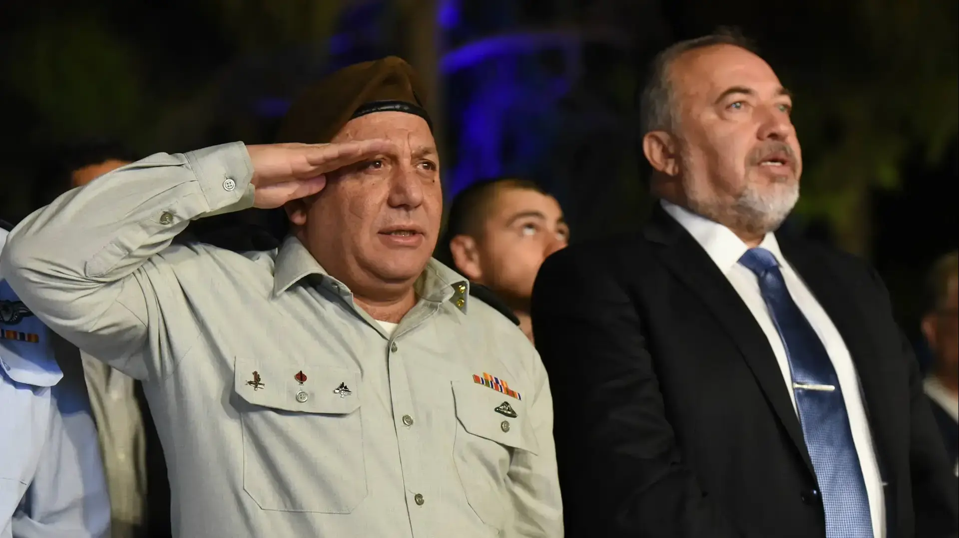 שר הביטחון אביגדור ליברמן והרמטכ"ל רא"ל גדי איזנקוט, בטקס "ממדים ללימודים" ב4 בנובמבר 2016 שר הביטחון אביגדור ליברמן והרמטכ"ל רא"ל גדי איזנקוט, בטקס "ממדים ללימודים" ב4 בנובמבר 2016