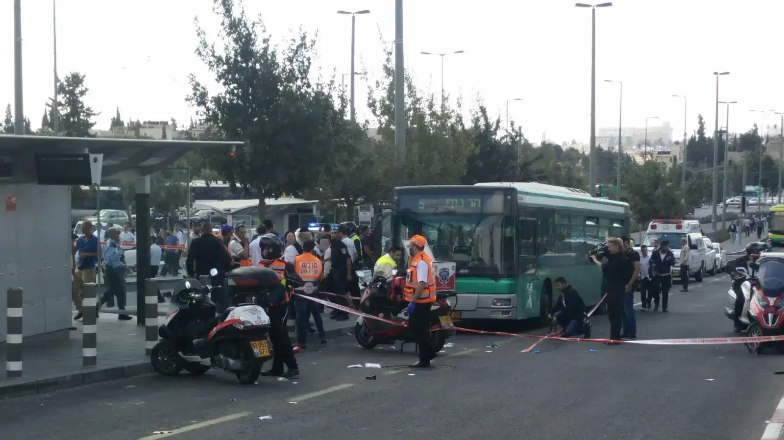 זירת פיגוע הדקירה בתחנת הרכבת הקלה בצומת הגבעה הצרפתית, ירושלים. 8 באוקטובר 2015 זירת פיגוע הדקירה בתחנת הרכבת הקלה בצומת הגבעה הצרפתית, ירושלים. 8 באוקטובר 2015