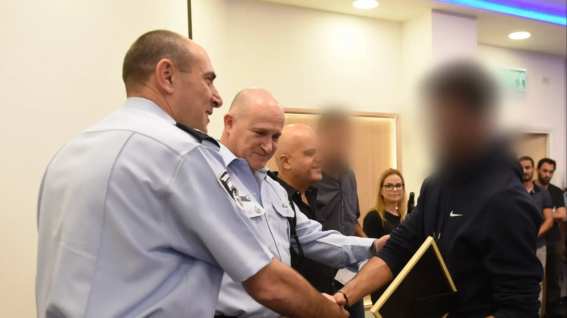 טקס הוקרה לסוכן סמוי של המשטרה שהצליח להפליל סוחרי סמים. נובמבר 2016 טקס הוקרה לסוכן סמוי של המשטרה שהצליח להפליל סוחרי סמים. נובמבר 2016