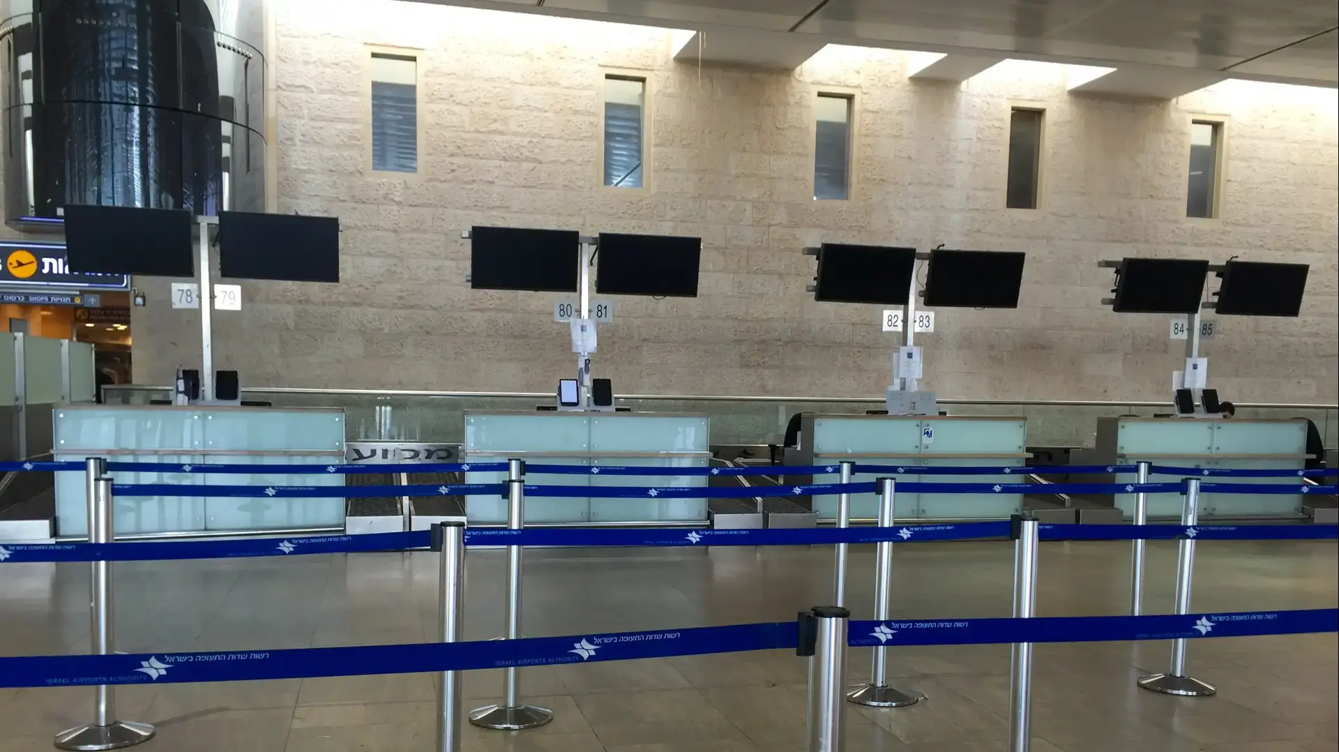 דלפקים ריקים באולם הטיסות היוצאות בנמל התעופה בן גוריון. 21 בנובמבר 2016