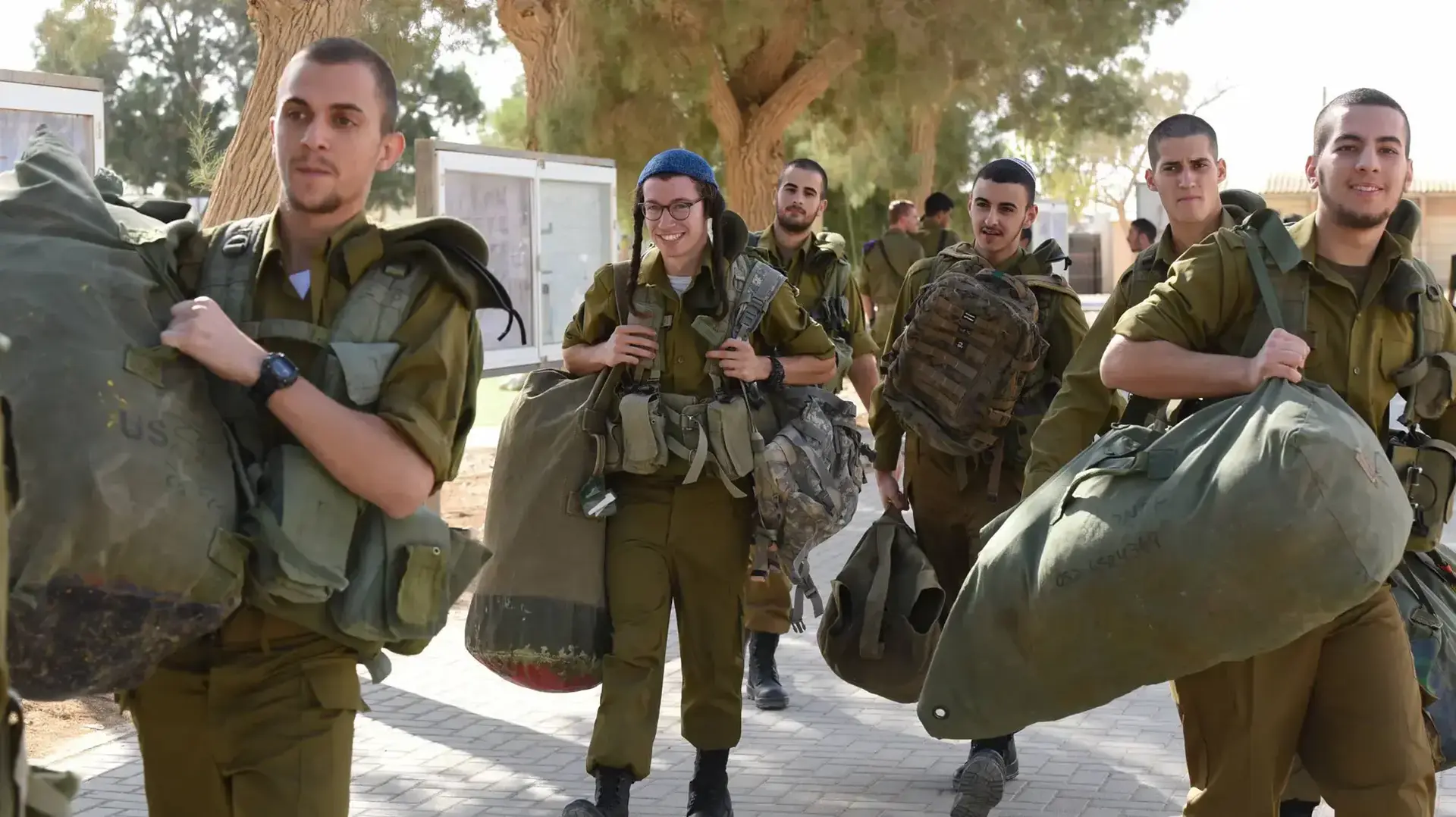 יהושע סעיד בן ה-22 מקנדה שעלה לארץ והתגייס לגבעתי, בטירונות בשדה תימן, 21 בנובמבר 2016 יהושע סעיד בן ה-22 מקנדה שעלה לארץ והתגייס לגבעתי, בטירונות בשדה תימן, 21 בנובמבר 2016