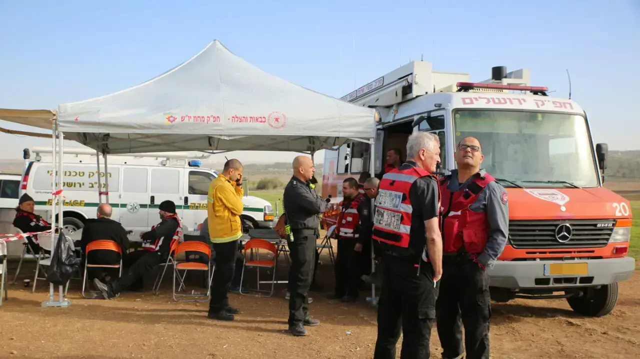 כוחות כיבוי בסמוך לזירת השריפה ביער של נווה שלום, 22 בנובמבר 2016 כוחות כיבוי בסמוך לזירת השריפה ביער של נווה שלום, 22 בנובמבר 2016