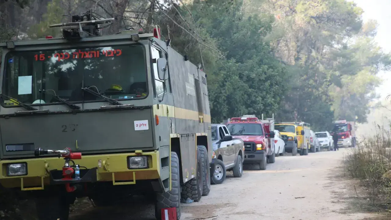 כוחות כיבוי והצלה בזירת השריפה ביער של נווה שלום, 22 בנובמבר 2016 כוחות כיבוי והצלה בזירת השריפה ביער של נווה שלום, 22 בנובמבר 2016