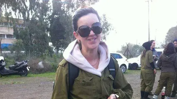 טל אטיאס משרתת מילואים שמשתתפת במחאת המילואימניקיות טל אטיאס משרתת מילואים שמשתתפת במחאת המילואימניקיות