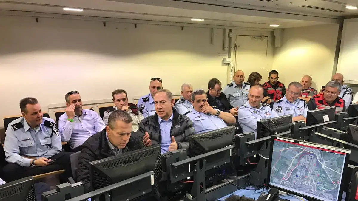 ראש הממשלה בנימין נתניהו, השר לביטחון הפנים גלעד ארדן, מפכ"ל המשטרה רוני אלשיך בהערכת מצב בחפ"ק מחוז חוף בעקבות גל השריפות. 23 בנובמבר 2016 ראש הממשלה בנימין נתניהו, השר לביטחון הפנים גלעד ארדן, מפכ"ל המשטרה רוני אלשיך בהערכת מצב בחפ"ק מחוז חוף בעקבות גל השריפות. 23 בנובמבר 2016