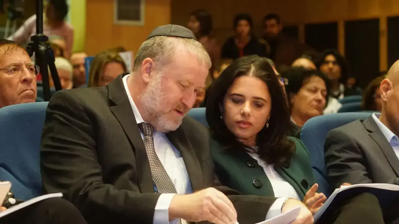 שרת המשפטים איילת שקד והיועץ המשפטי לממשלה אביחי מנדלבליט בכנס באוניברסיטת חיפה, 24 בנובמבר 2016 שרת המשפטים איילת שקד והיועץ המשפטי לממשלה אביחי מנדלבליט בכנס באוניברסיטת חיפה, 24 בנובמבר 2016