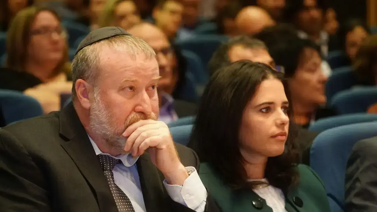 שרת המשפטים איילת שקד והיועץ המשפטי לממשלה אביחי מנדלבליט בכנס באוניברסיטת חיפה, 24 בנובמבר 2016
