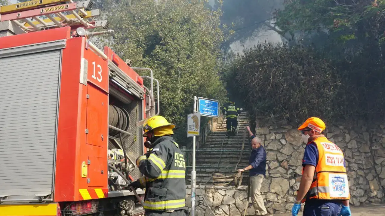 פינוי פצועים שנפגעו בשריפה בחיפה, 24 בנובמבר 2016 פינוי פצועים שנפגעו בשריפה בחיפה, 24 בנובמבר 2016
