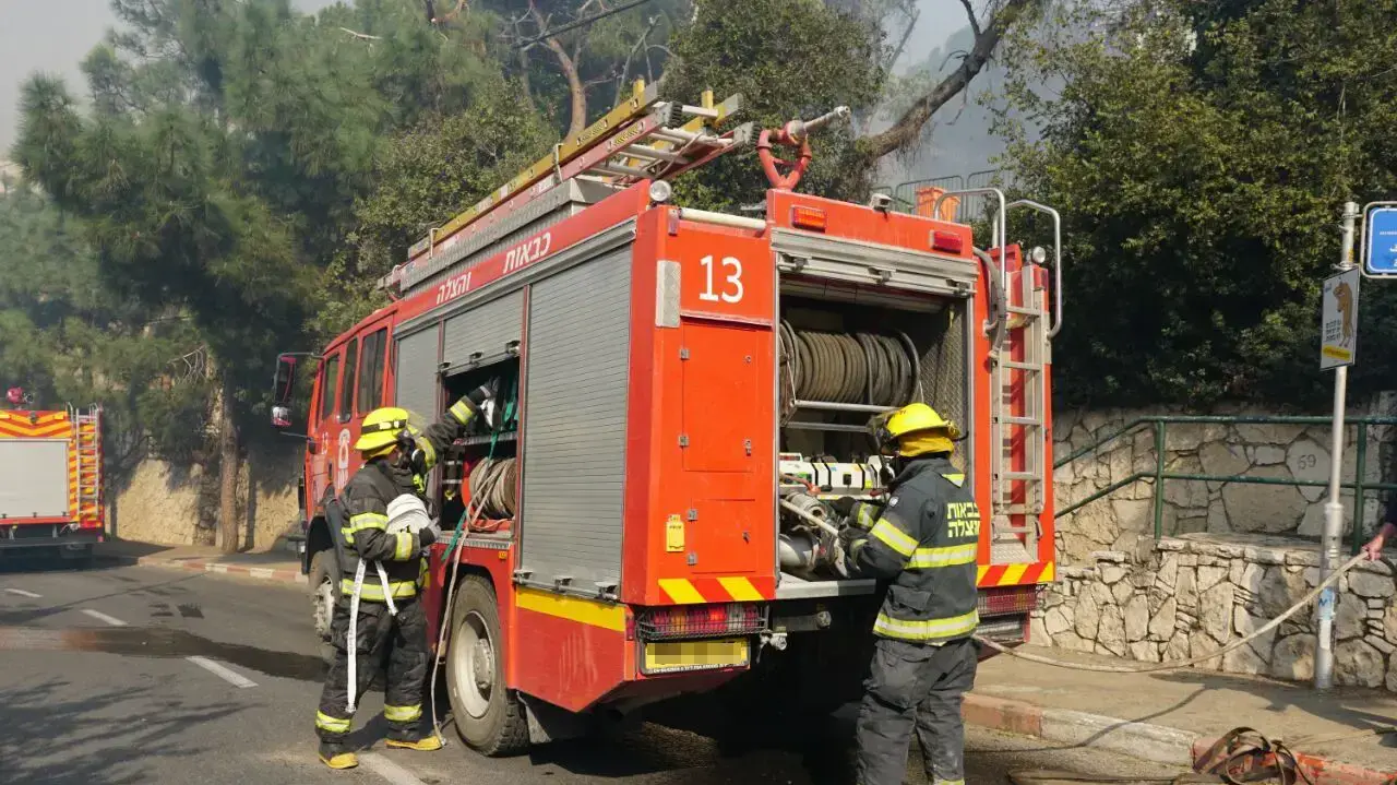 פינוי פצועים שנפגעו בשריפה בחיפה, 24 בנובמבר 2016 פינוי פצועים שנפגעו בשריפה בחיפה, 24 בנובמבר 2016