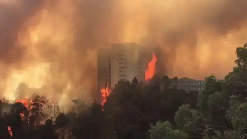 בניין עולה באש, חיפה. 24 בנובמבר 2016 בניין עולה באש, חיפה. 24 בנובמבר 2016