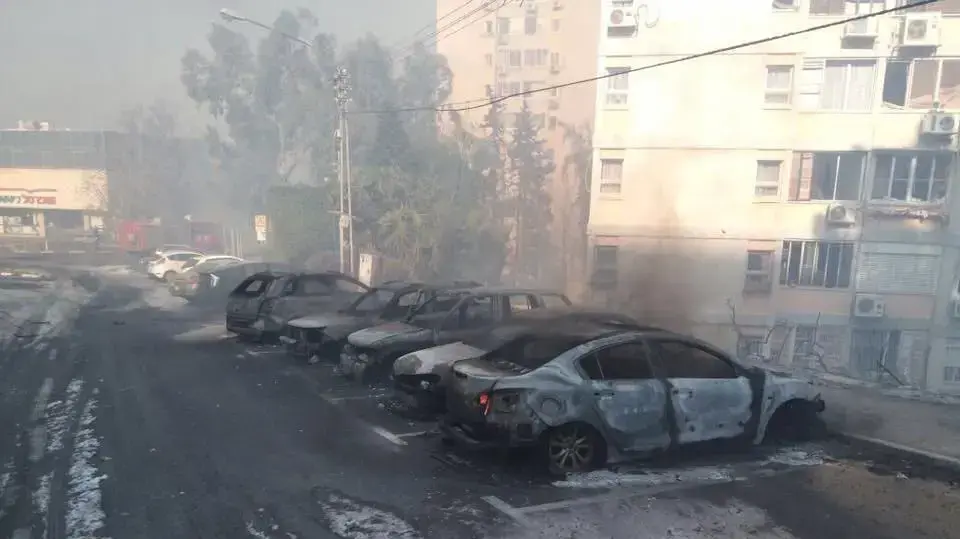מכוניות חרוכות לאחר השריפה בחיפה, 24 בנובמבר 2016 מכוניות חרוכות לאחר השריפה בחיפה, 24 בנובמבר 2016