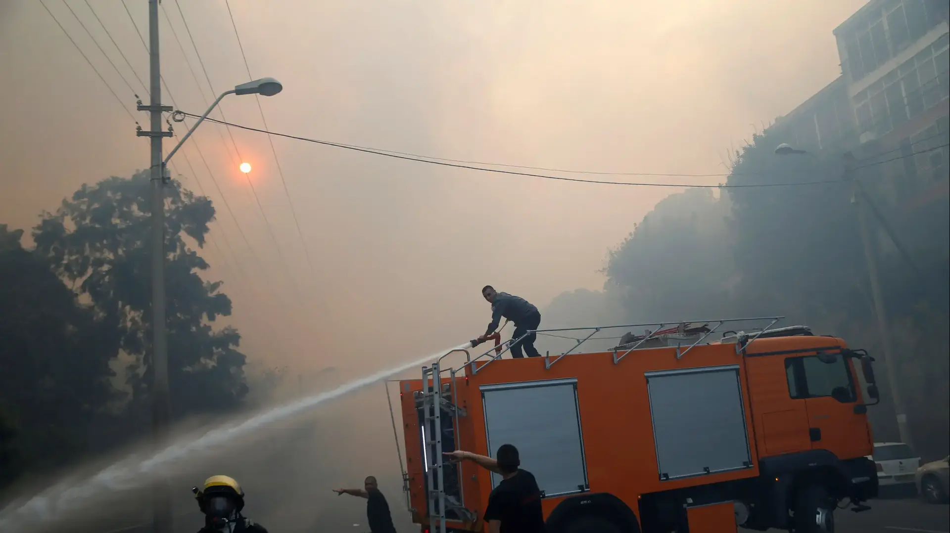 לוחמי אש פועלים לכיבוי השריפה בחיפה, 24 בנובמבר 2016
