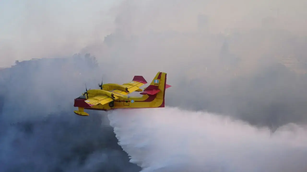 מטוסי כיבוי מעל השריפה בחיפה, 24 בנובמבר 2016 מטוסי כיבוי מעל השריפה בחיפה, 24 בנובמבר 2016