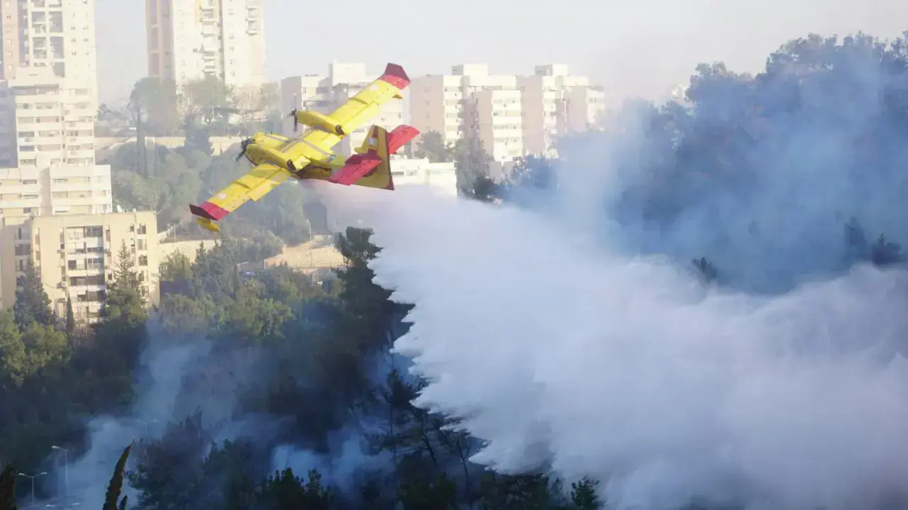 מטוסי כיבוי מעל השריפה בחיפה, 24 בנובמבר 2016 מטוסי כיבוי מעל השריפה בחיפה, 24 בנובמבר 2016