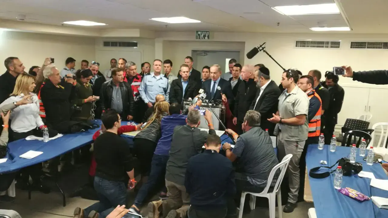 ראש הממשלה בנימין נתניהו במוקדי השריפה בחיפה. נובמבר 2016 ראש הממשלה בנימין נתניהו במוקדי השריפה בחיפה. נובמבר 2016