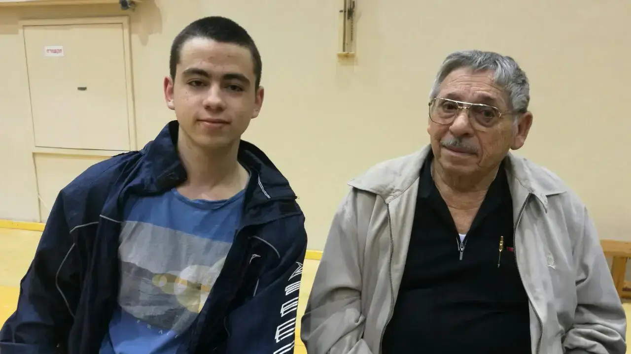 אברהם שנקר ונכדו דולב פוגל, פונו מביתם בעקבות השריפה בחיפה. נובמבר 2016 אברהם שנקר ונכדו דולב פוגל, פונו מביתם בעקבות השריפה בחיפה. נובמבר 2016