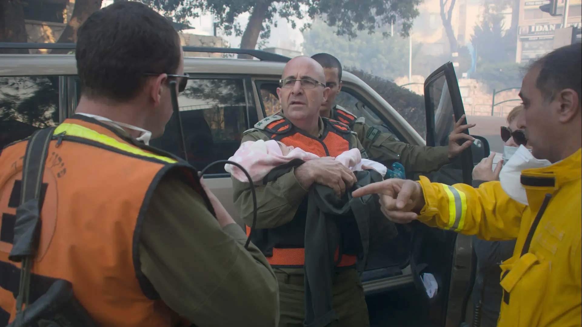 חיילי מילואים מפיקוד העורף מסייעים בפינוי תושבים, חיפה 24 בנובמבר 2016 חיילי מילואים מפיקוד העורף מסייעים בפינוי תושבים, חיפה 24 בנובמבר 2016