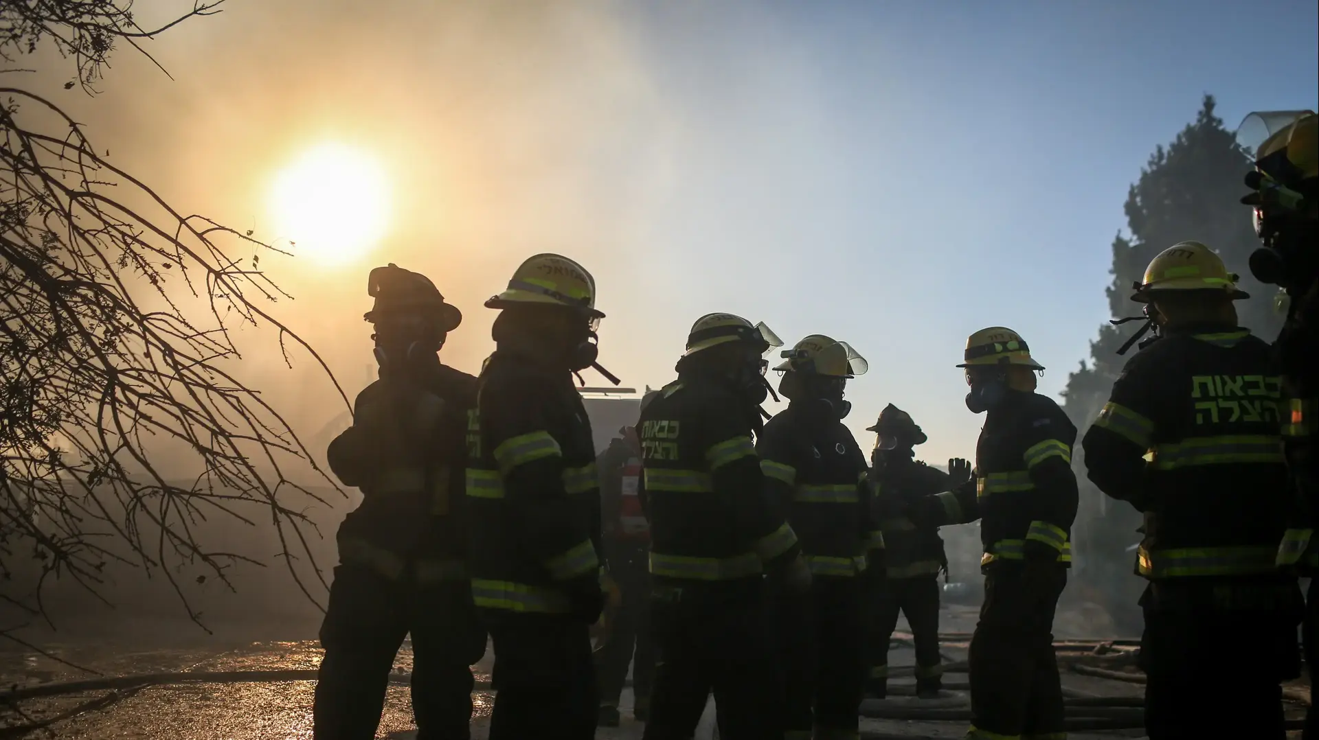 לוחמי אש בזירת השריפה בבית מאיר, 25 בנובמבר 2016