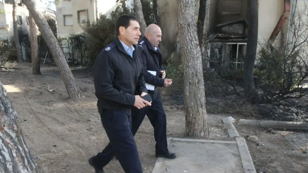 זוהר דביר סמפכ"ל המשטרה ושאול צמח מפקד תחנת חיפה מחוץ לאחת השכונות שנשרפו בחיפה, 25 בנובמבר 2016 זוהר דביר סמפכ"ל המשטרה ושאול צמח מפקד תחנת חיפה מחוץ לאחת השכונות שנשרפו בחיפה, 25 בנובמבר 2016