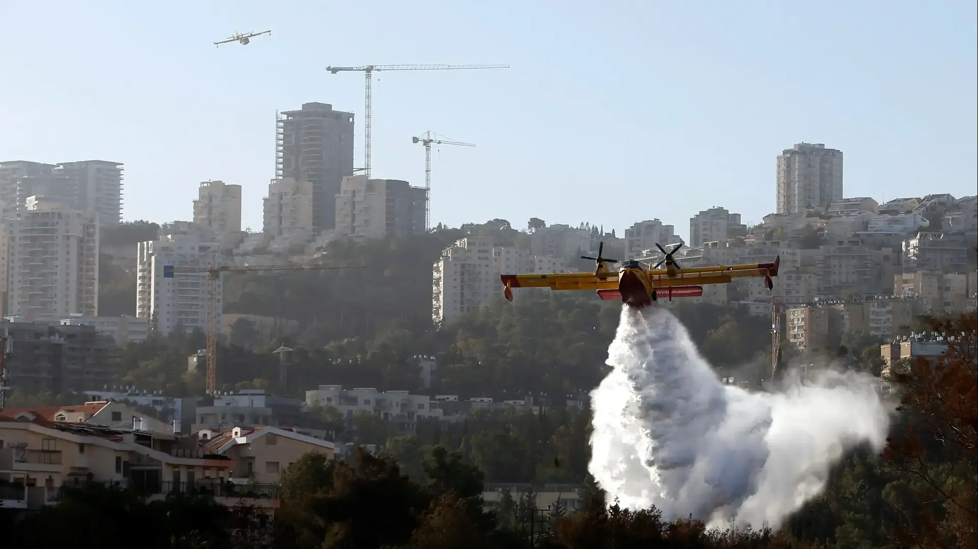 מטוסי כיבוי פועלים מעל שמי חיפה לכיבוי השריפות, 25 בנובמבר 2016 מטוסי כיבוי פועלים מעל שמי חיפה לכיבוי השריפות, 25 בנובמבר 2016